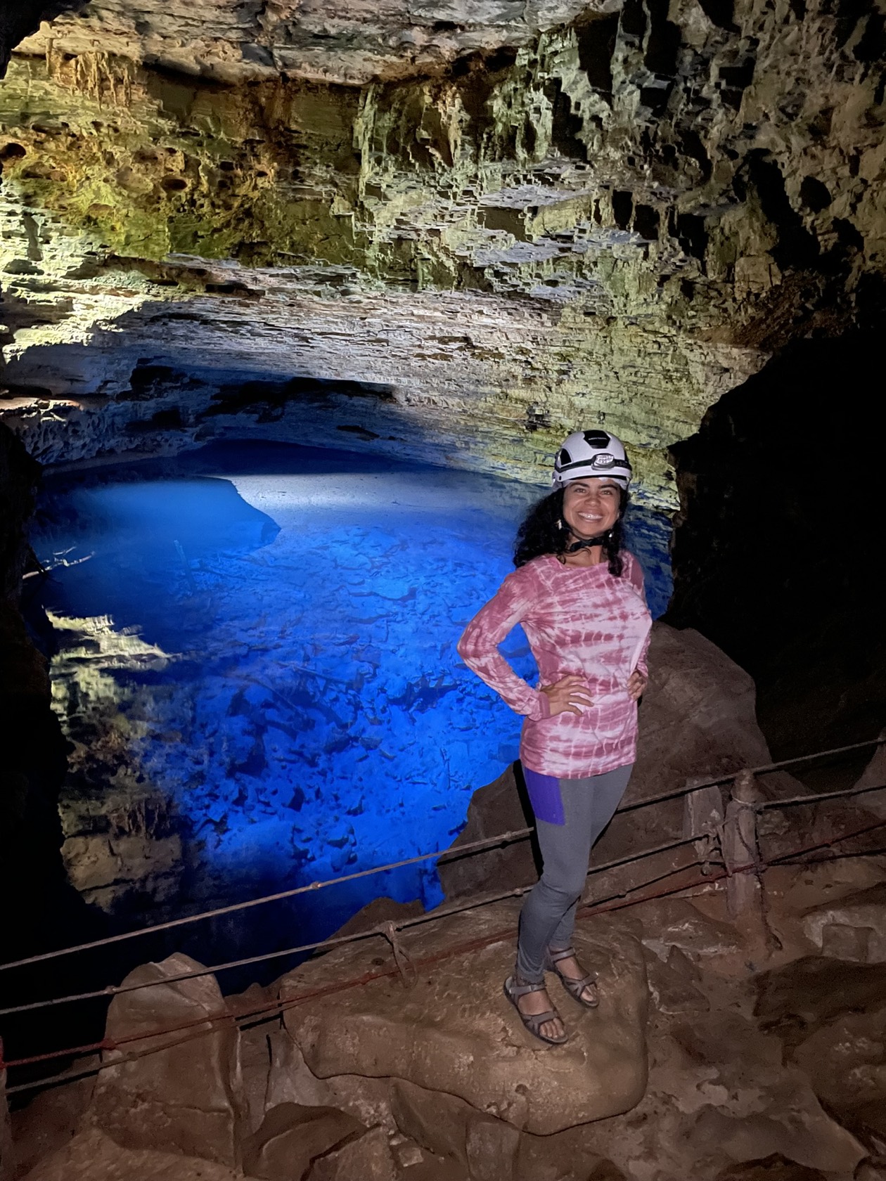Suzy de capacete na gruta do Poço Azul